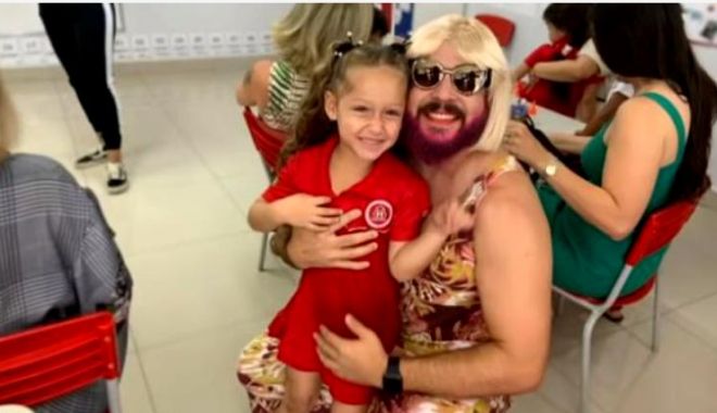 Gest emoționant! Un bărbat rămas văduv s-a îmbrăcat în femeie la serbarea fiicei sale - untitled-1557661564.jpg