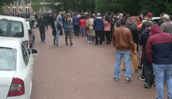 VIDEO. Românii au luat cu asalt secția de votare de la Haga. 