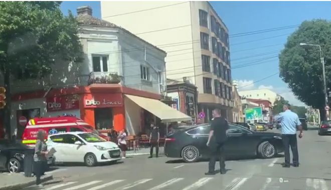 VIDEO. Accident rutier la intersecția străzilor Decebal și Mircea cel Bătrân. Intervine echipajul SMURD - untitled-1563958511.jpg