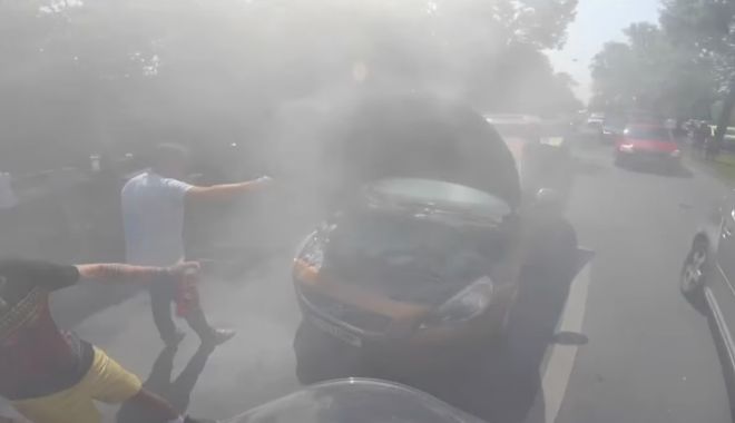 VIDEO. Un motociclist este eroul zilei! Așa se intervine cu un stingător de incendiu - untitled-1564728681.jpg