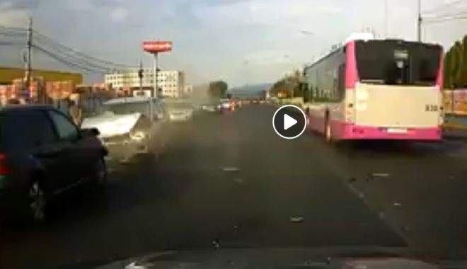 VIDEO ȘOCANT! O șoferiță începătoare, speriată de un autobuz, intră pe contrasens și spulberă frontal o altă mașină - untitled-1568027594.jpg