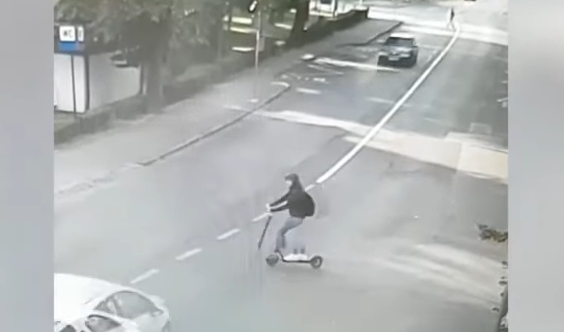Accident cu trotineta electrică, după ce o tânără a intrat în intersecție, fără să se asigure - untitled-1568800154.jpg