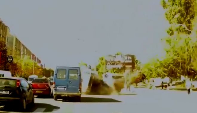 VIDEO ȘOCANT! Un Porsche spulberă un troleibuz! Șoferița beată, 43 de amenzi! - untitled-1570185560.jpg