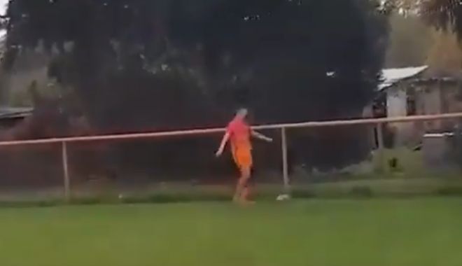 Atenție, VIDEO cu impact emoțional! L-a lovit de i-au sărit fulgii. Cruzime pe terenul de fotbal - untitled-1573117542.jpg