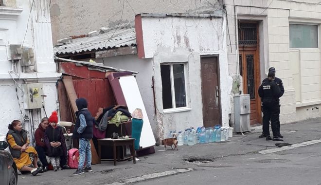 UPDATE. EVACUARE în centrul Constanței! Zeci de locatari ilegali, printre care și copii, scoși în stradă! - untitled-1574155955.jpg