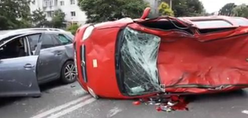 UPDATE/ Accident grav pe strada Soveja. Un autoturism e răsturnat, o victimă inconștientă. GALERIE FOTO/VIDEO - untitled-1592574547.jpg