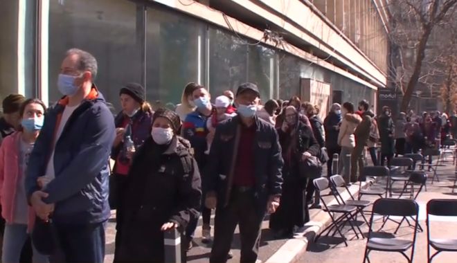 Sute de credincioși stau la coadă pentru a se închina la o icoană făcătoare de minuni în capitală - untitled-1615723816.jpg
