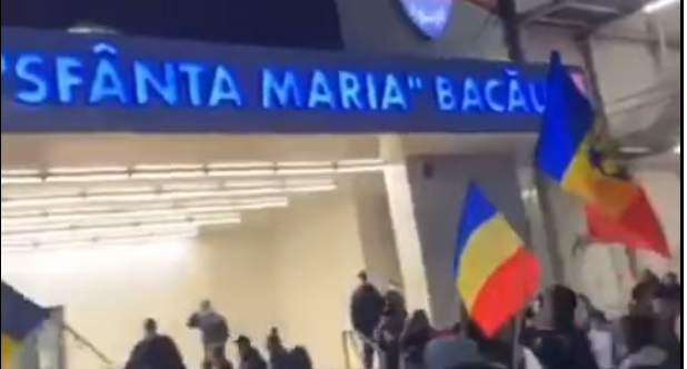 Protestanţii din Bacău au strigat ”Hoții” și ”Asasinii” în fața spitalului municipal - untitled-1617120529.jpg