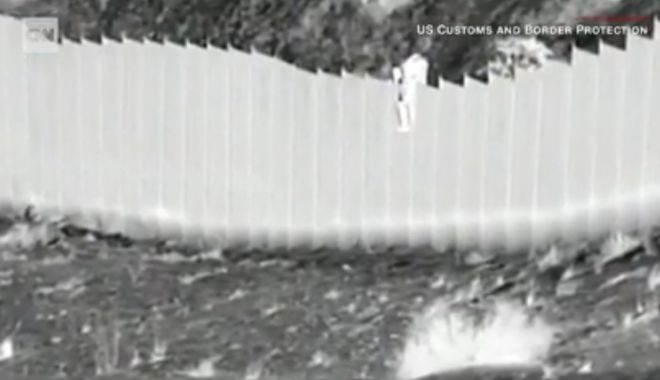 CNN: Imagini surprinzătoare la granița dintre Mexic și SUA. Doi copii, aruncaţi peste gard - untitled-1617350642.jpg
