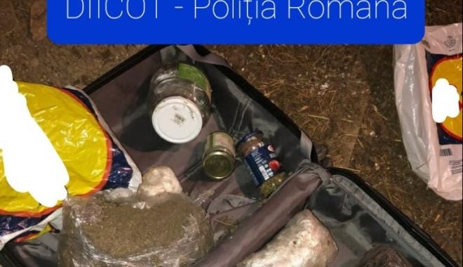 Reținuți pentru TRAFIC DE DROGURI. Au încercat să ascundă o geantă plină cu ecstasy și cannabis - untitled-1625463367.jpg