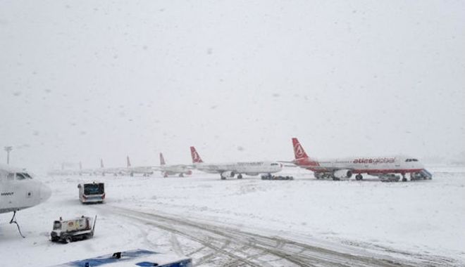 Aeroport închis, după ce o parte din acoperiş s-a prăbuşit. Zborurile, anulate - untitled-1643103686.jpg