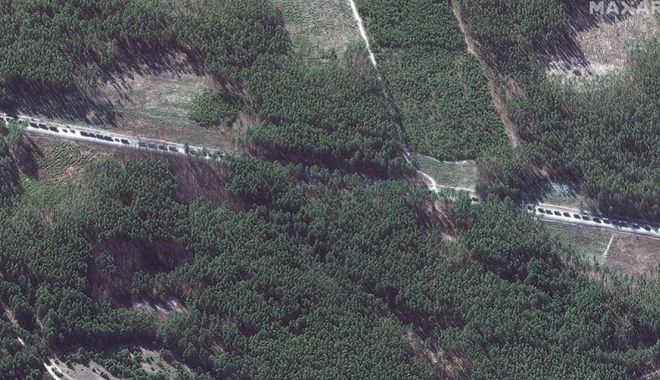 IMAGINEA ZILEI. Aşa se vede din satelit convoiul de blindate rusești, de aproape 70 de kilometri, care se îndreaptă spre Kiev - untitled-1646122889.jpg