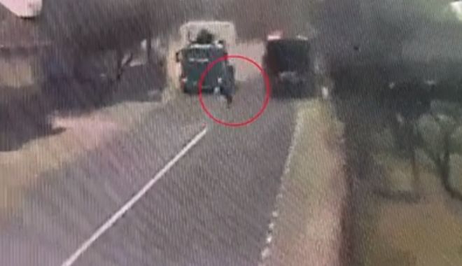 TRAGEDIE RUTIERĂ! Femeie târâtă de TIR, după ce a încercat să traverseze prin loc nepermis