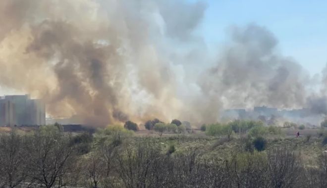 Incendiu de proporţii în Bucureşti! Arde o suprafaţă de 5.000 de metri pătraţi!