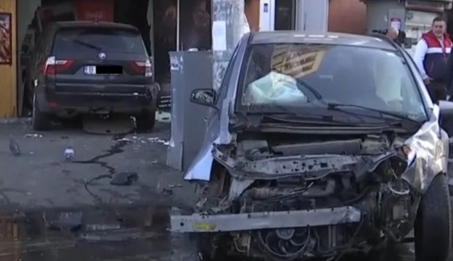 Accident rutier cu patru mașini implicate! Una dintre ele a intrat într-o patiserie