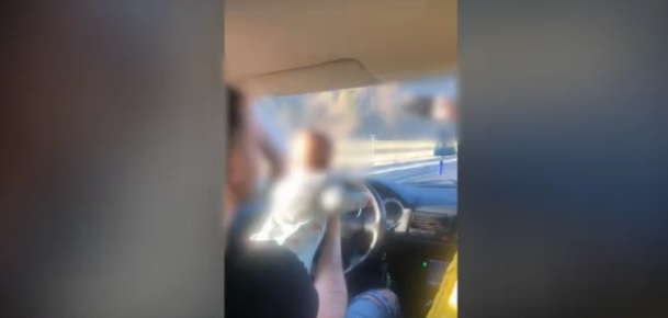 Bărbat filmat în timp ce conducea maşina cu bebeluşul pe volan! Polițiștii au sesizat Protecţia Copilului