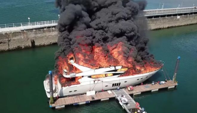 Incendiu puternic în port! Un vas de şase milioane de lire s-a făcut scrum - untitled-1653903459.jpg