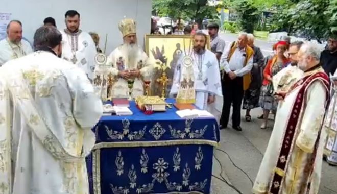 VIDEO. Zeci de credincioși şi preoţi, prezenţi la Liturghia susținută de ÎPS Teodosie, la biserica pe care Primăria o vrea demolată
