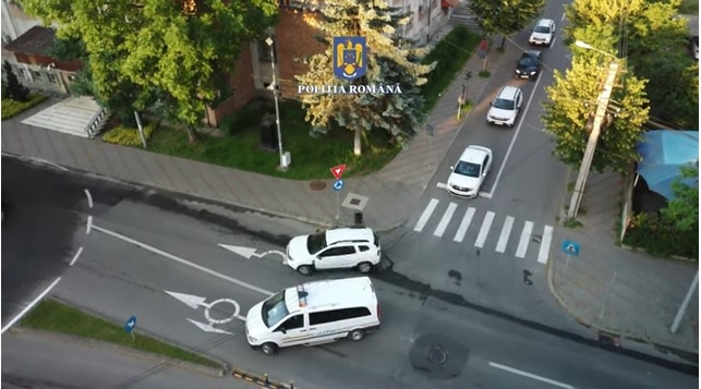 VIDEO. Percheziții la persoane care ar fi sustras carduri bancare de la vârstnici, pe care îi lăsau apoi fără bani