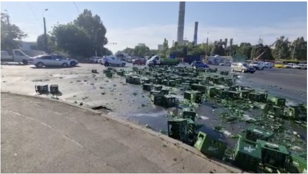 FOTO. Zeci de lăzi de bere, împrăștiate pe o șosea din Constanța! Traficul a fost blocat