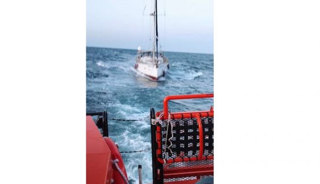 ALERTĂ LA MANGALIA! Acţiune de salvare pe mare! Ambarcaţiune cu opt persoane la bord risca să se răstoarne
