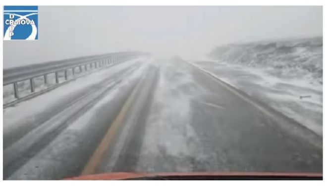 ȘOFERI, ATENȚIE! Lapoviţă şi ninsoare pe Transalpina: "Circulați cu prudență"