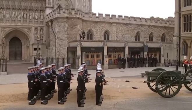 VIDEO Funeraliile Reginei Elisabeta a II-a: Sicriul este scos din Westminster Hall - untitled-1663582024.jpg