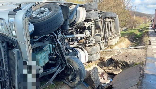Salvatorii ISU Constanţa intervin de urgenţă! TIR încărcat cu piatră, răsturnat! O victimă - untitled-1674217481.jpg
