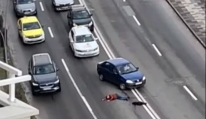 VIDEO. IMAGINI DE-A DREPTUL ŞOCANTE! Nouă maşini ocolesc un bărbat care zăcea în mijlocul străzii - untitled-1677585483.jpg