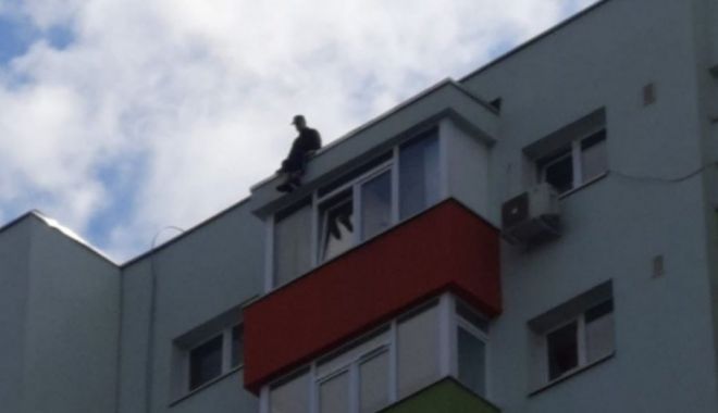 SCENE DE GROAZĂ! Un bărbat s-a aruncat de pe bloc, înainte ca negociatorii să ajungă la el. A murit pe loc - untitled-1683712039.jpg