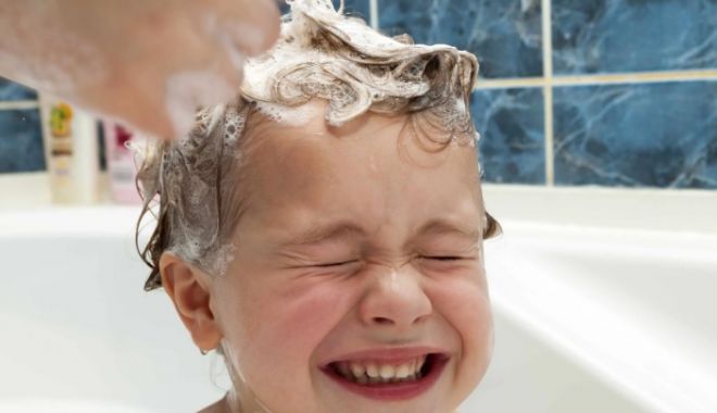 Medicii fac apel la părinţi să nu îşi mai spele copiii cu substanţe pentru animale