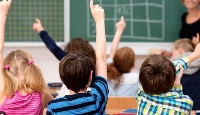 SCANDAL LA CONSTANŢA! Învăţătoare înregistrată de părinţi în timp ce jigneşte copiii. O altă elevă, agresată fizic