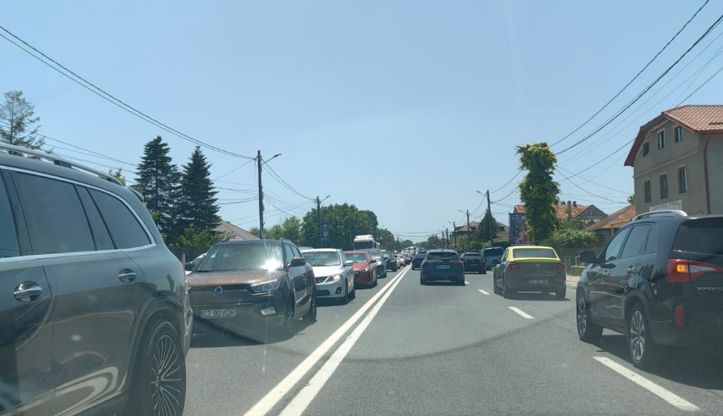 Se circulă bară la bară, în sudul litoralului. Turiştii pleacă spre case, cozile sunt kilometrice de la Tuzla spre Agigea