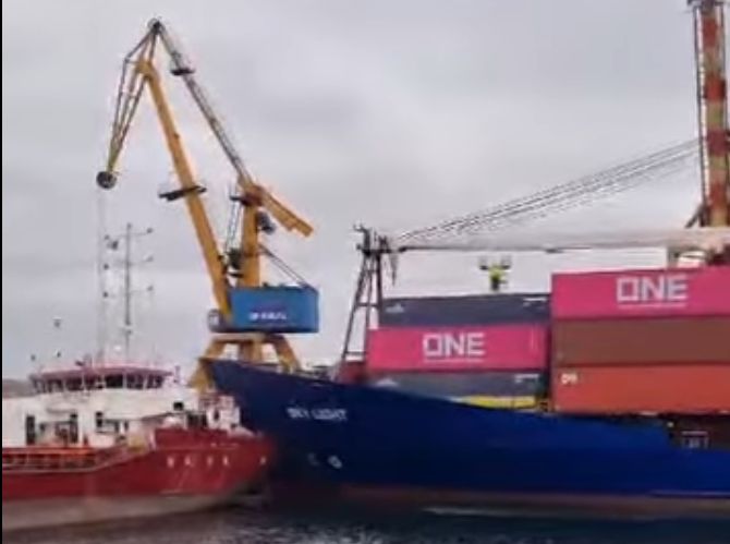 Incident în portul Constanţa. Nava „Sky Light” a intrat în coliziune cu două nave deja acostate în dana 52