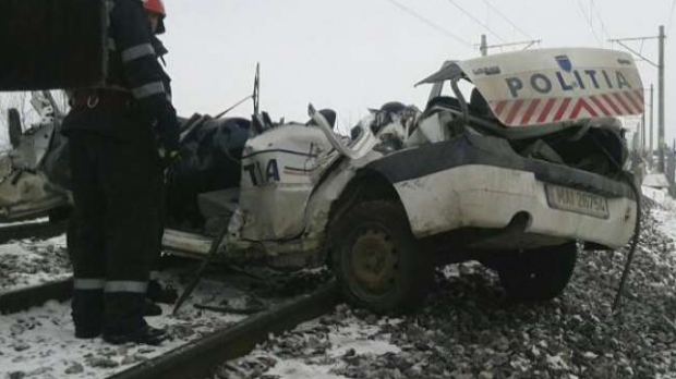 GRAV ACCIDENT. Mașină de poliție, izbită de tren și târâtă 200 metri - untitled45661500-1486980713.jpg