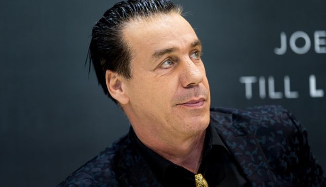 Solistul trupei “Rammstein”, acuzat de agresiune sexuală de zece femei