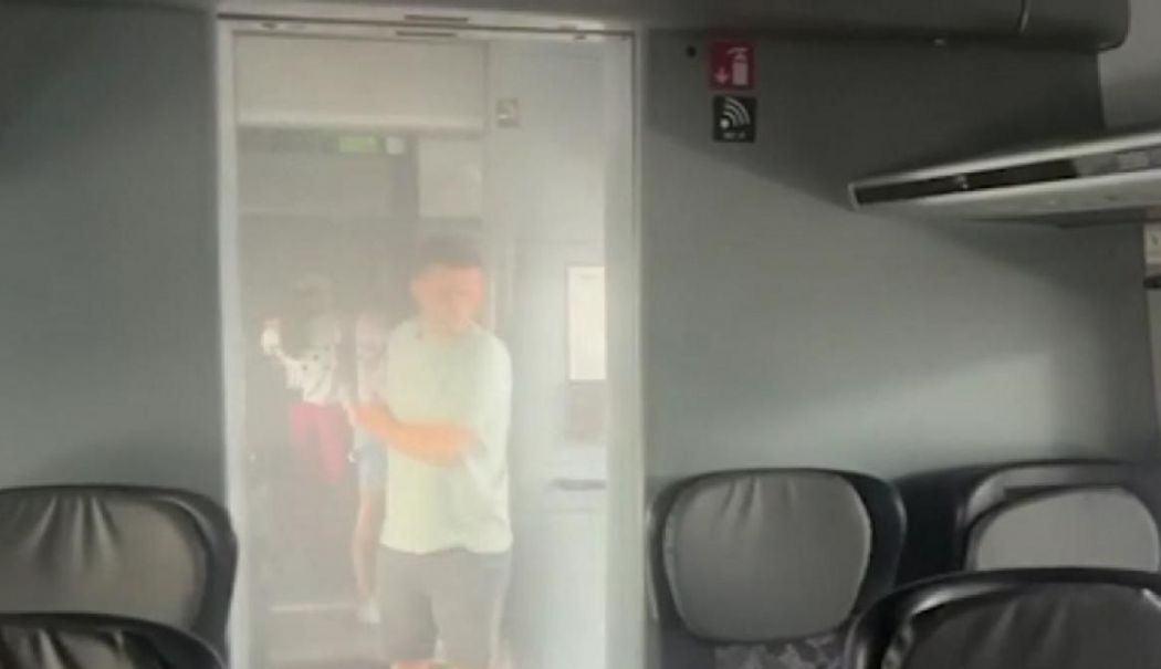 Un vagon a luat foc în gară. Oamenii au coborât speriaţi din tren