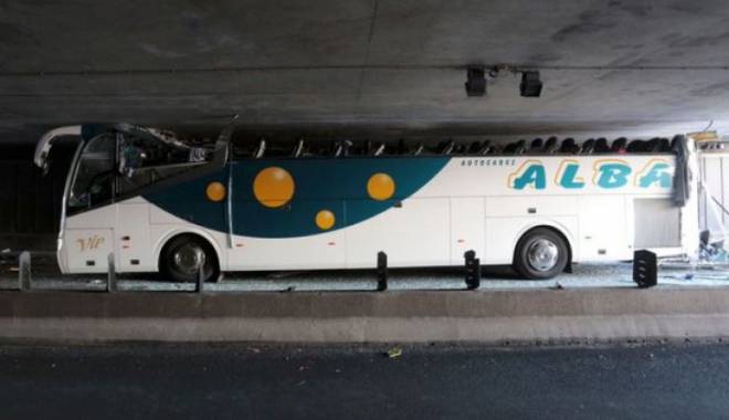 Imagini uluitoare. Un autocar prea înalt a intrat cu viteză într-un tunel - unu-1437979940.jpg