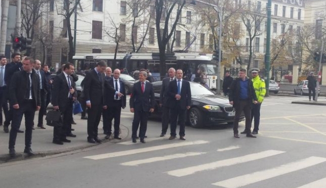 FOTO: Gestul surprinzător al lui Dacian Cioloș, făcut în trafic - unu-1478788696.jpg