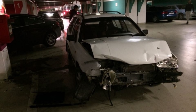 VIDEO. ACCIDENT TERIBIL ÎN PARCARE LA MARITIMO. O șoferiță s-a izbit cu mașina în stâlp - unu-1479055931.jpg