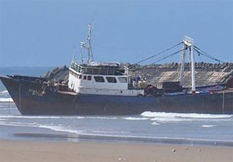 Un vas de pescuit a eșuat pe o plajă din Maroc - unvasdepescuitaesuat7-1464713715.jpg