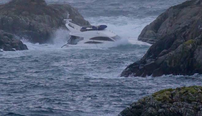 Un yacht de lux a fost luat de valuri de pe nava care-l transporta - unyacht-1454945863.jpg