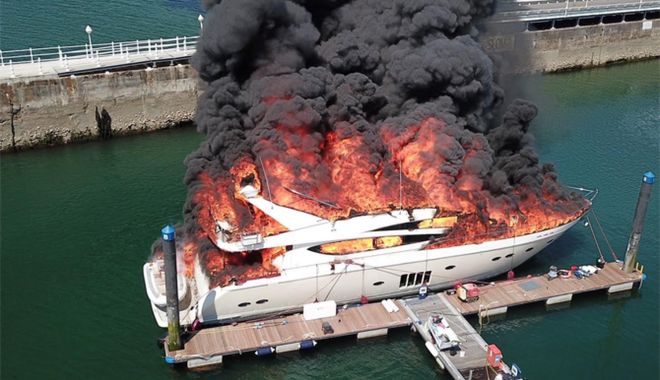 Un yacht de lux, în flăcări, s-a scufundat - unyachtuldeluxinflacari-1654084495.jpg