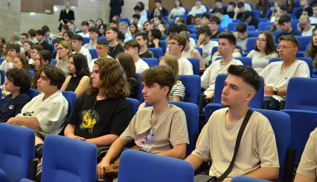 Liceenii constănțeni au petrecut „O zi în Facultatea de Matematică și Informatică” - uoc-1-3-1717153611.jpeg