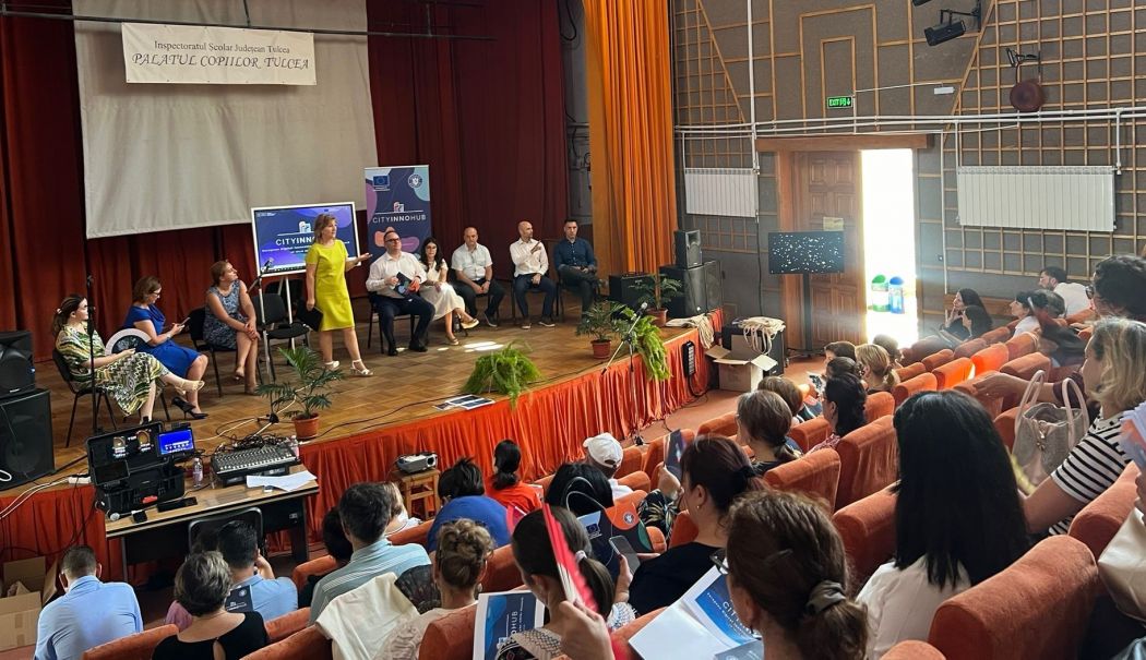 Transformările digitale în educație, promovate la Tulcea de o echipă a Universității ”Ovidius”
