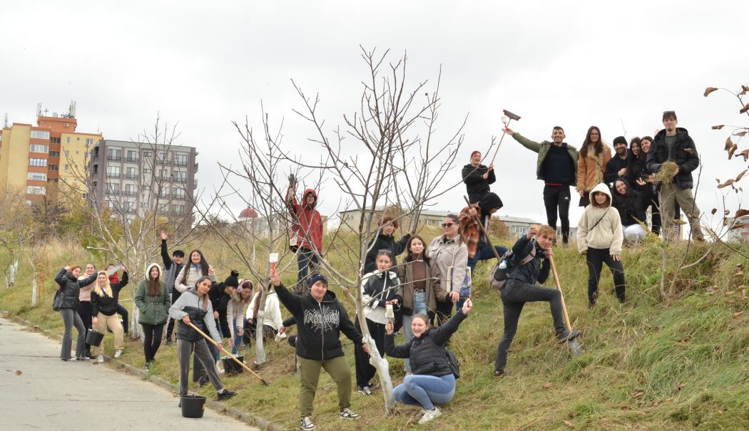 Studenții Facultății de Științe ale Naturii au curățat spațiul verde din Campusul ”Ovidius” - uoc-3-1731335697.jpeg