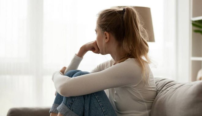 Cum a reușit un escroc să lase fără casă și fără bani o femeie cunoscută online - upsetteenagegirlsittingonsofaalo-1644914315.jpg