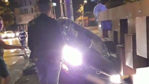 Un tânăr de 17 ani a ajuns cu mașina într-o fântănă, în timp ce încerca să scape de polițiști - urmarire14913900-1536131822.jpg