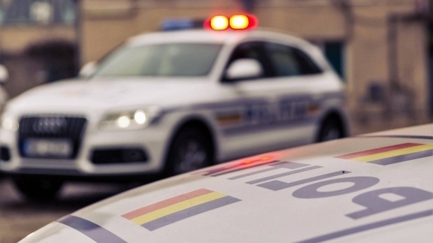 Urmărire pe străzile din Constanța! BMW izbit într-un imobil, după ce șoferul nu a oprit la semnalul polițiștilor - urmarirecainfilmeinvasluiunpolit-1542268072.jpg