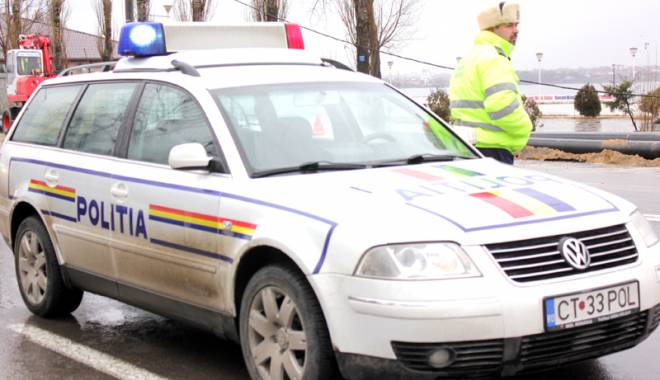 Urmărire pe străzile Medgidiei: șoferul fugărit de polițiști a ajuns cu mașina în zid! - urmariremedgidia-1430243376.jpg